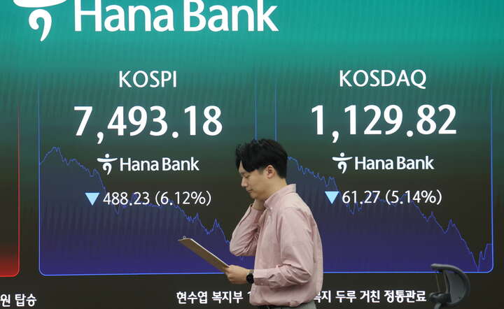 Giełda w Korei jest dziś w silnej korekcie - indeks KOSPI mocno spada / autor: PAP/EPA/YONHA