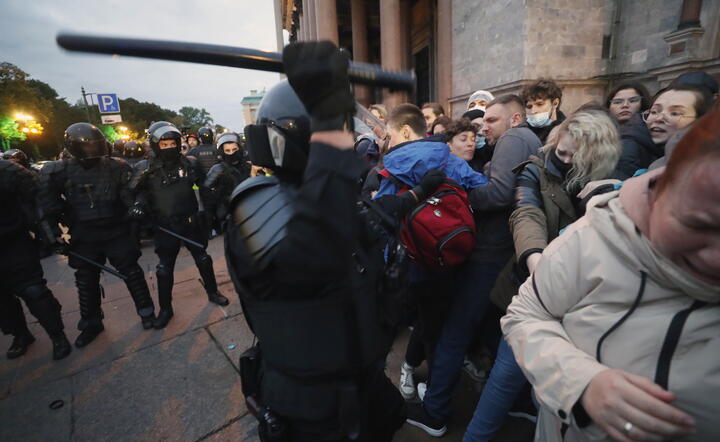 Protest przeciwko mobilizacji w Petersburgu / autor: PAP/EPA