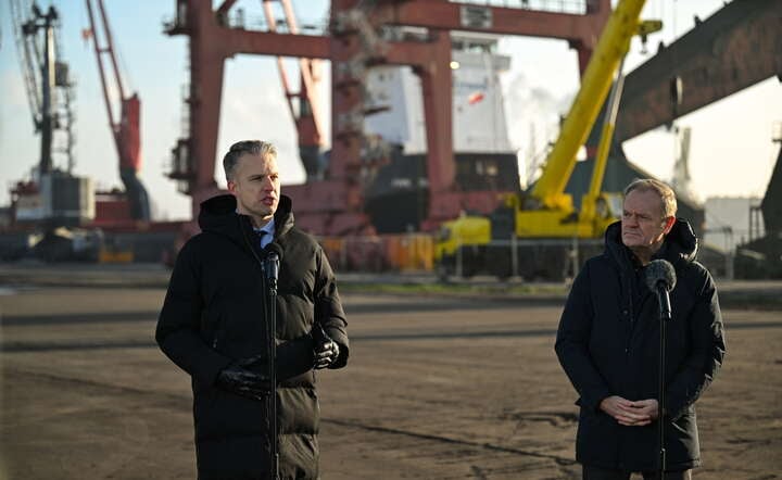 Premier Donald Tusk (P) i wiceminister infrastruktury Arkadiusz Marchewka (L) podczas wizyty miejscu rozbudowy Terminala Zbożowego w Porcie Gdańsk / autor: PAP/Adam Warżawa