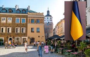 Stare miasto w Lublinie oraz ukraińska flaga / autor: Fratria