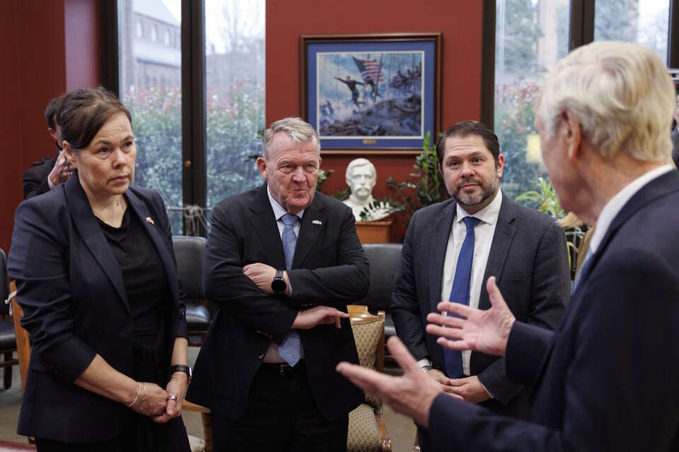 Na zdjęciu ministrowie spraw zagranicznych Grenlandii i Danii podczas spotkania z senatorami USA na Kapitolu / autor: PAP/EPA