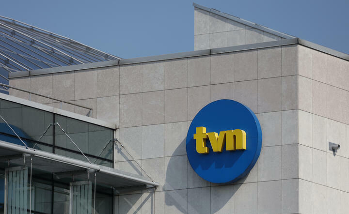Logo TVN na budynku siedziby stacji / autor: Fratria
