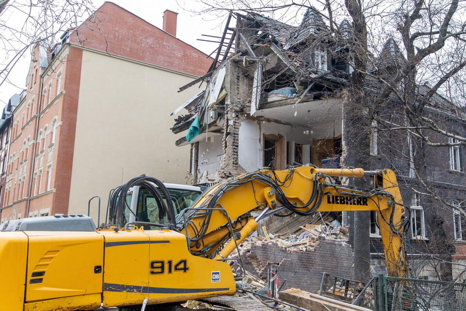 Prace na miejscu wybuchu gazu w trzypiętrowej kamienicy w Katowicach-Szopienicach / autor: PAP/Michał Meissner
