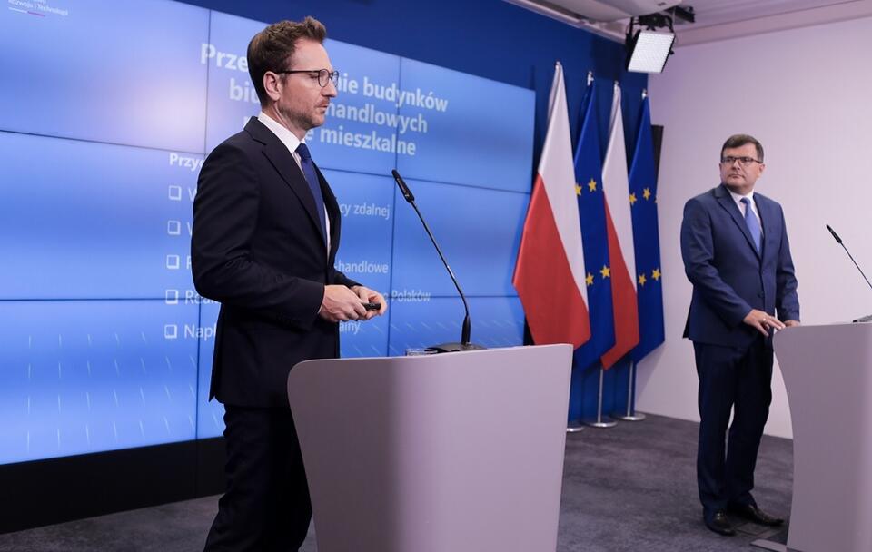 Minister Waldemar Buda i wiceminister Piotr Uściński na konferencji prasowej / autor: PAP/Albert Zawada