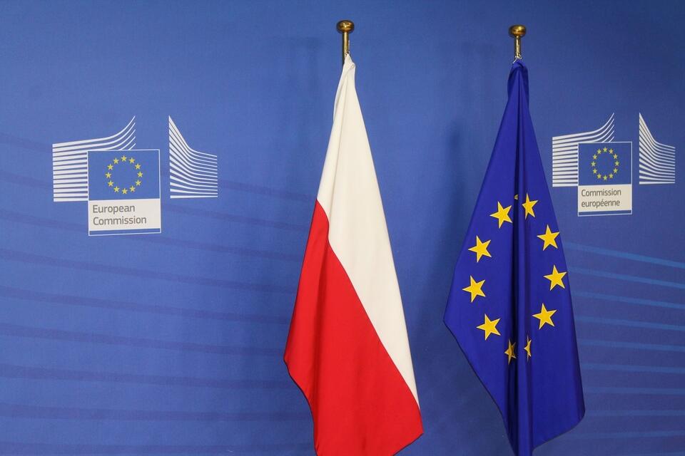 Flagi Polski i UE w siedzibie KE w Brukseli / autor: Fratria