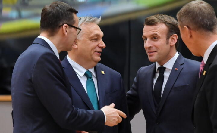  Prezydent Francji Emmanuel Macron (2P) i premierzy: RP Mateusz Morawiecki (L) oraz Węgier Viktor Orban (2L) podczas nadzwyczajnego szczytu UE, 21 bm. w Brukseli / autor: PAP/Radek Pietruszka