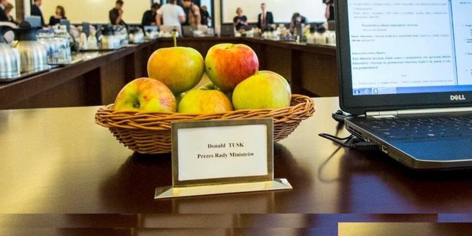 Jabłka na posiedzeniu rządu. Fot. KPRM