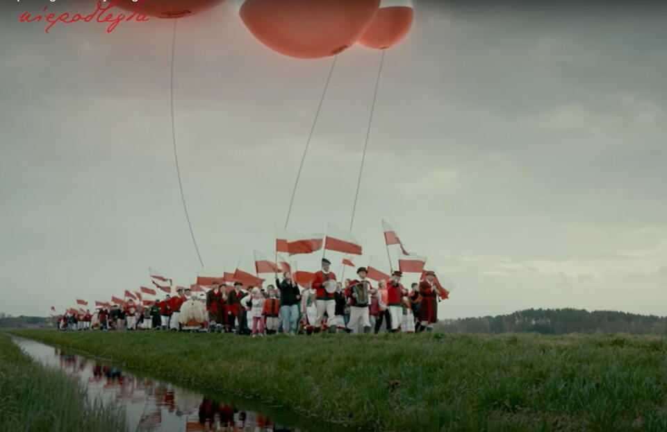 Dlaczego biało-czerwona? "Polki i Polacy są niesamowici"