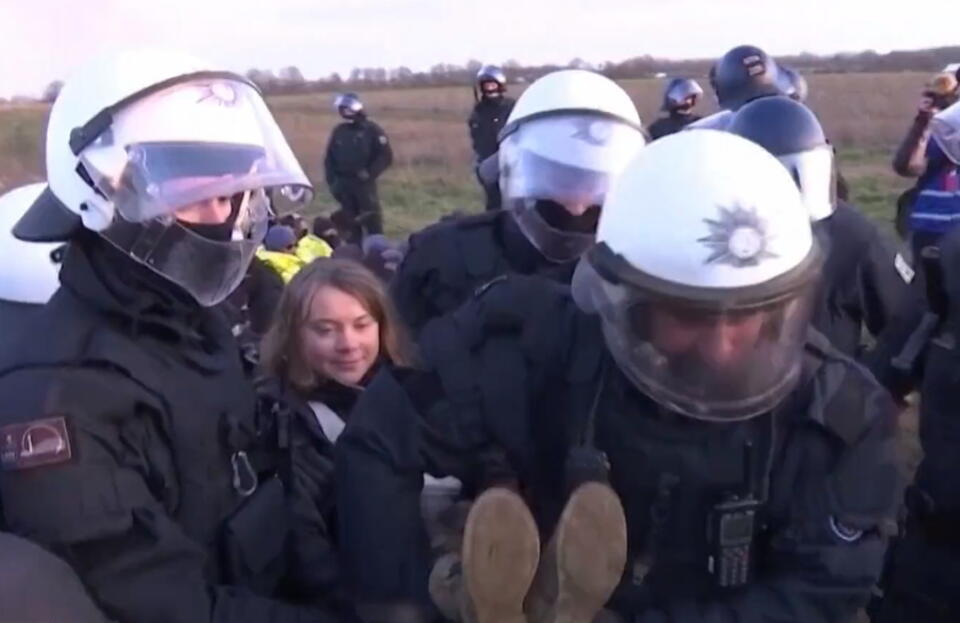Niemieccy policjanci wynoszą Gretę Thunberg  / autor: screenshot twitter BR24