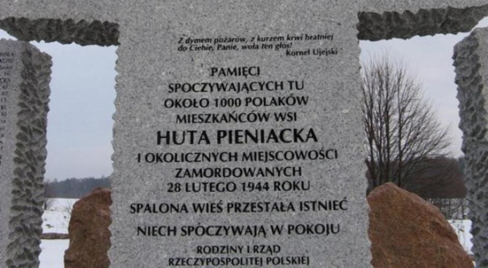 Huta Pieniacka, pomnik pomordowanych Polaków / autor: commons.wikimedia.org