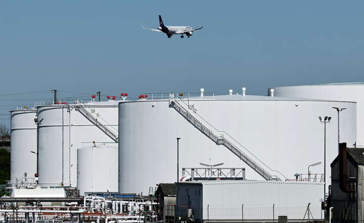 Zbiorniki na ropę niemieckiej firmy logistycznej Unitank w Raunheim, 7 kwietnia 2026 / autor: PAP/ EPA/RONALD WITTEK