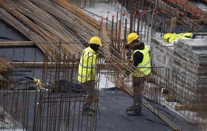 Podsumowanie 2025 roku na rynku pracy - ponad 102 tysiące bezrobotnych więcej. Na zdjęciu pracownicy na budowie / autor: Fratria