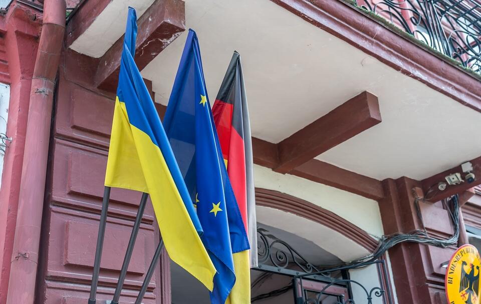 Flagi Ukrainy, UE i Niemiec / autor: Fratria