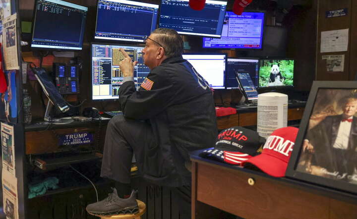 Wielu inwestorów na amerykańskiej giełdzie sprzedaje akcje. Nz. makler na Wall Street / autor: PAP/EPA/SARAH YENESEL