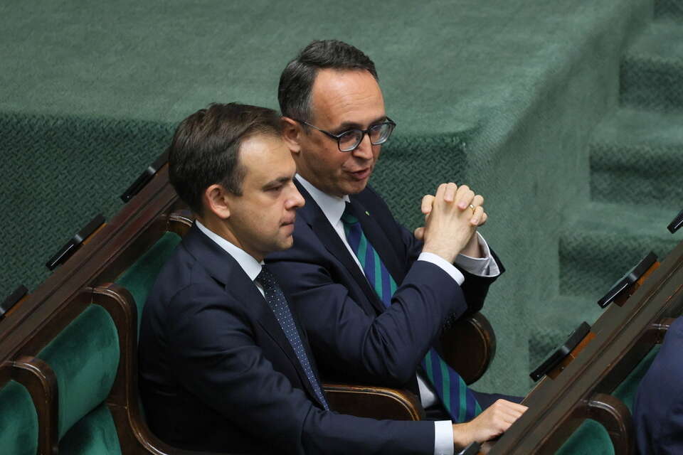 Dariusz Klimczak i Andrzej Domański w sali plenarnej w Sejmie / autor: PAP/Paweł Supernak