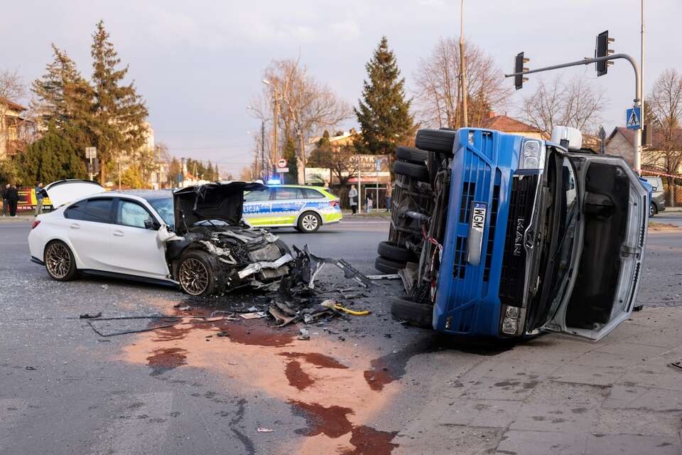 Zderzenie autobusu miejskiego z samochodem osobowym w rejonie Al. Piłsudskiego i ul. Bandurskiego w Markach. / autor: PAP/Albert Zawada