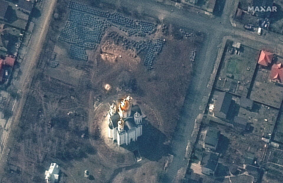 Bucza, zdjęcie satelitarne pokazujące masowe groby / autor: 	PAP/EPA/MAXAR TECHNOLOGIES