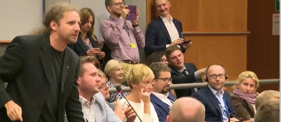 Bartosz Kramek wśród obserwatorów debaty w PE, kadr z 'Minęła 20' / autor: wPolityce.pl/TVP Info