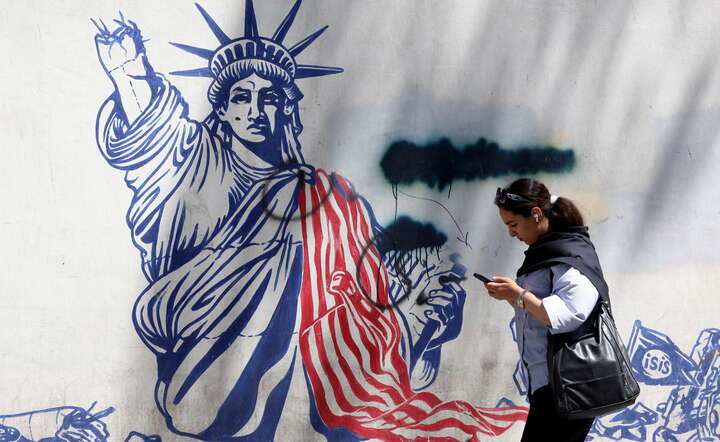Wojenno-propagandowy mural na ulicach Teheranu / autor: PAP/ EPA/ABEDIN TAHERKENAREH D