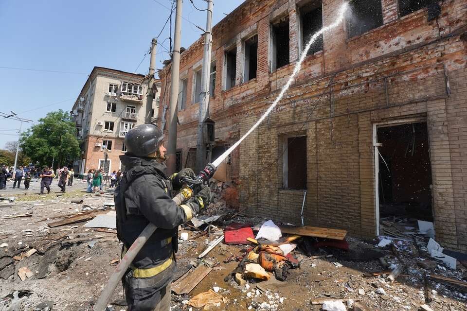 Skutki rosyjskiego ataku rosyjskich bezzałogowych statków powietrznych na Charków. / autor: PAP/Mykola Kalyeniak