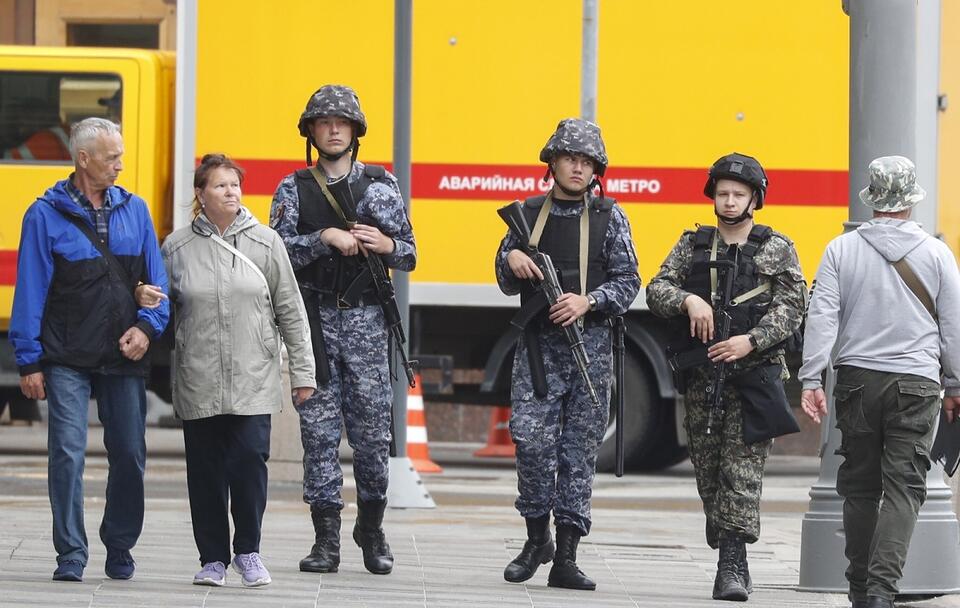 Funkcjonariusze na ulicach Moskwy / autor: PAP/EPA/MAXIM SHIPENKOV