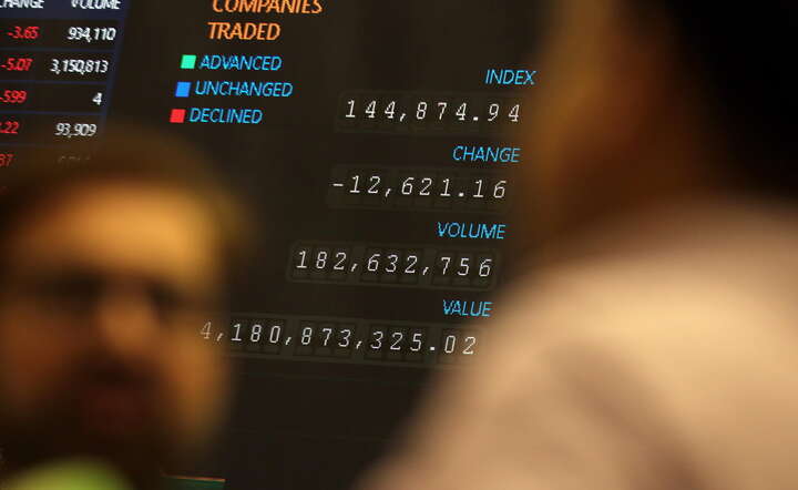 Wahania na rynku ropy naftowej są w tym momencie kluczowym wątkiem dla zrozumienia sytuacji na rynkach / autor: PAP/EPA/REHAN KHAN