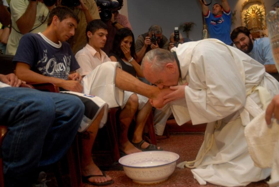 fot. kard. Jorge Mario Bergoglio podczas liturgii Wielkiego Czwartku obmywa nogi chorym na AIDS