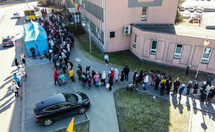 kolejka uchodźców z Ukrainy przed punktem przyjmowania wniosków o wydanie numeru PESEL, 18 bm. w Łodz / autor: fotoserwis PAP