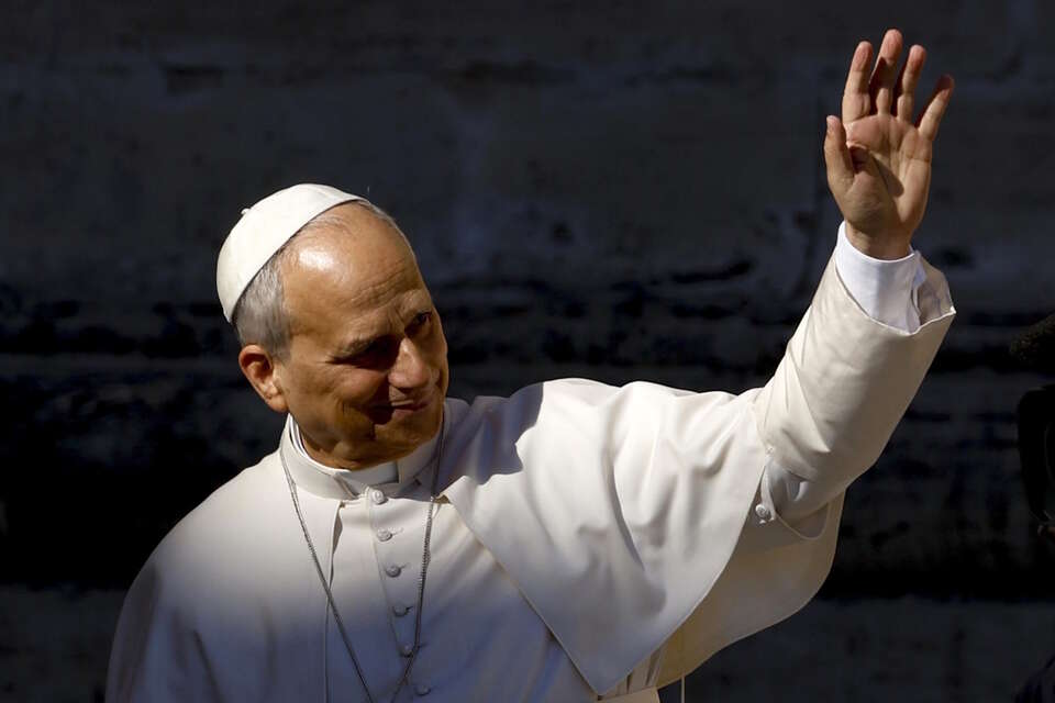 Na zdjęciu papież Leon XIV macha do zebranych podczas przybycia na cotygodniową audiencję generalną na placu Świętego Piotra w Watykanie / autor: PAP/EPA