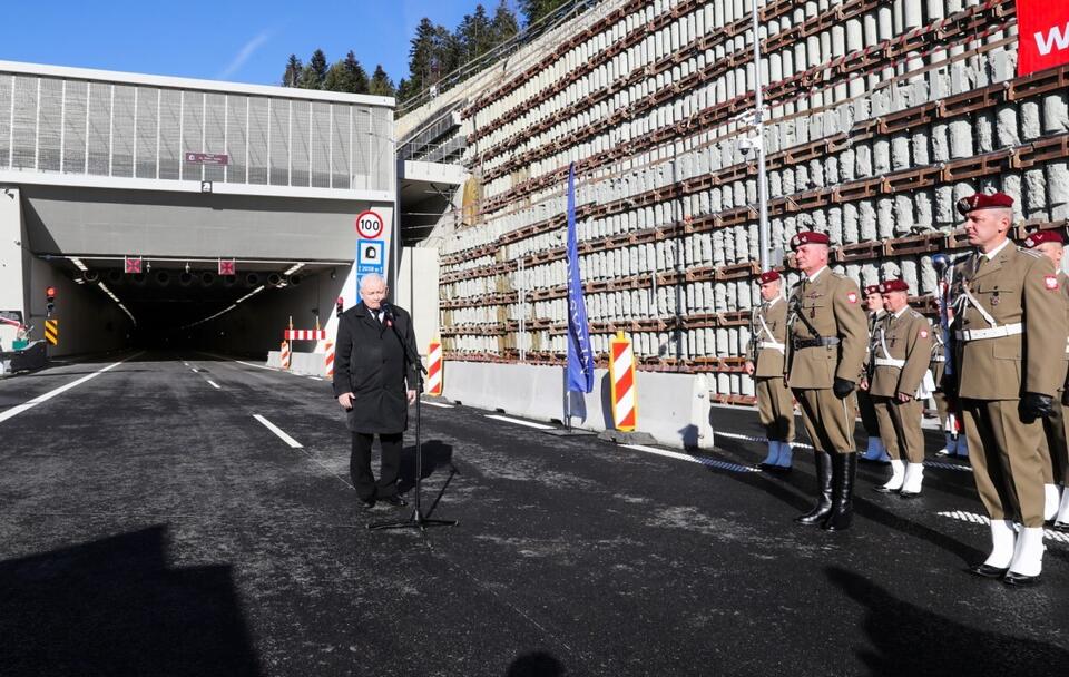  Prezes PiS Jarosław Kaczyński podczas uroczystości otwarcia tunelu wydrążonego w masywie góry Luboń Mały / autor: PAP/Grzegorz Momot