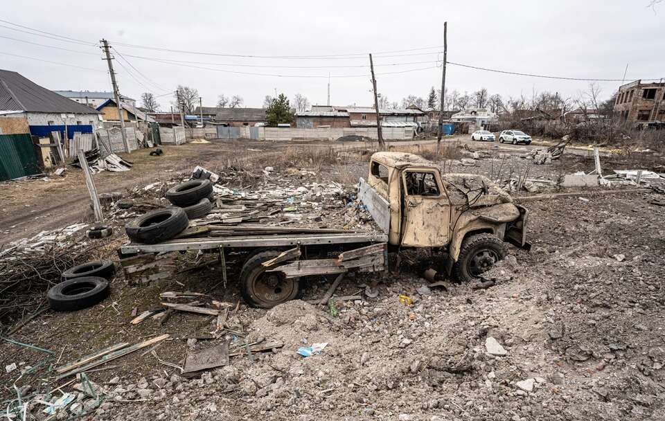 Zniszczenia po rosyjskim ataku w obwodzie charkowskim. Będzie odpowiedź Ukrainy / autor: PAP/Mykola Kalyeniak