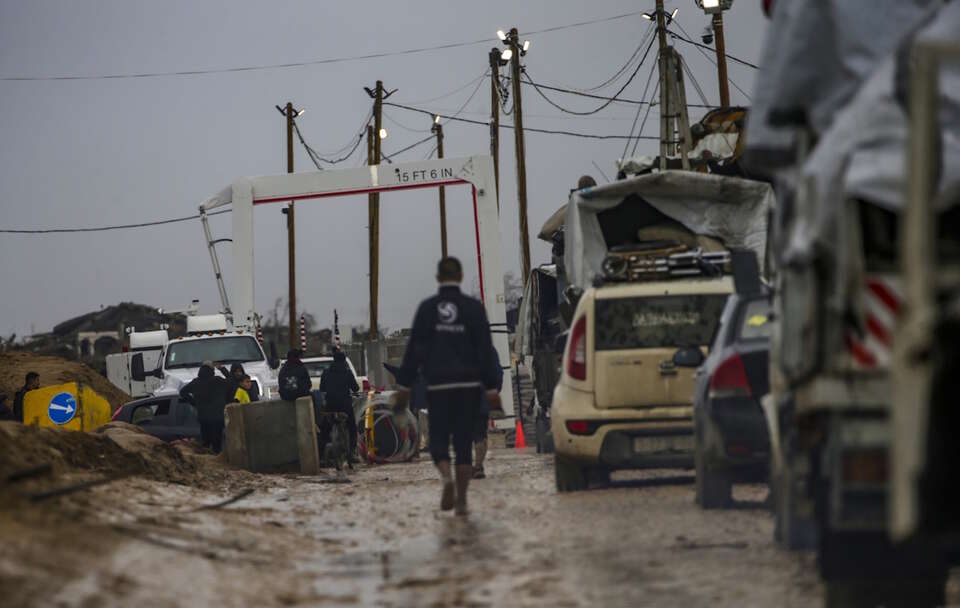 Palestyńczycy przemieszczają się z południowej Strefy Gazy / autor: PAP/EPA/MOHAMMED SABER