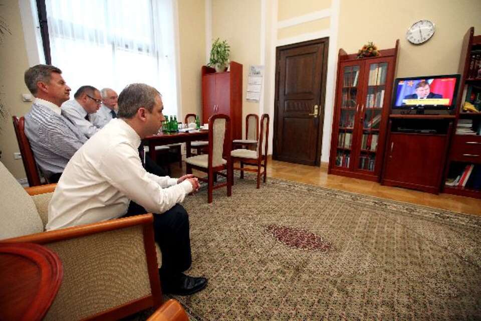 Grzegorz Napieralski wraz ze współpracownikami ogląda raport Millera. Fot. wPolityce.pl