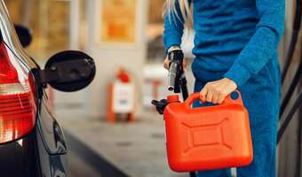 Kierowcy ryzykują i tankują paliwo na zapas