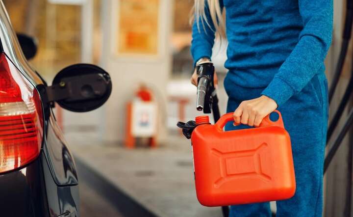 Litr benzyny i oleju napędowego kosztuje już na wielu stacjach paliw ponad 7 zł. / autor: 123rf
