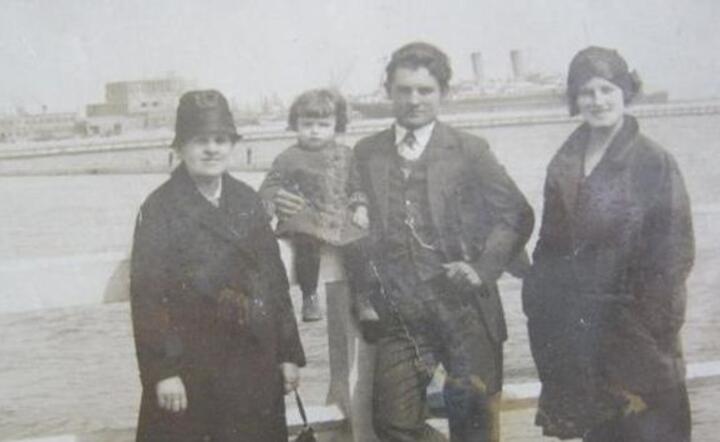 Jeden z budowniczych Gdyni, Karol Galaszik z rodziną, 1930, fot. ze zbiorów autora