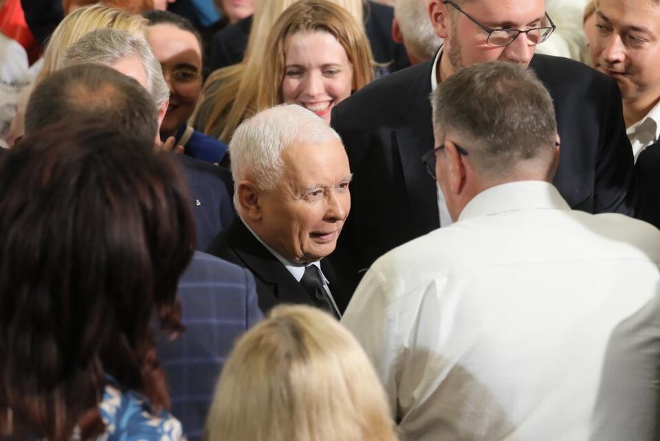 Wicepremier, prezes PiS Jarosław Kaczyński (C) podczas konwencji wojewódzkiej partii, 27 bm. w Pruszkowie.  / autor: PAP/Paweł Supernak