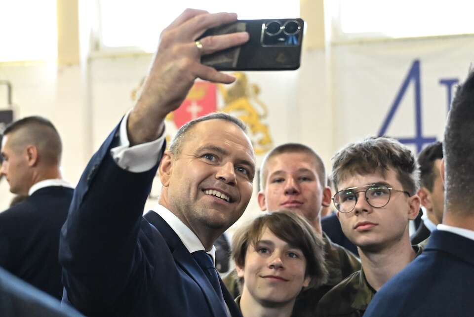 Prezydent RP Karol Nawrocki (L) podczas uroczystości z okazji 80-lecia 4 Liceum Ogólnokształcącego z Oddziałami Mistrzostwa Sportowego w Gdańsku. / autor: PAP/Adam Warżawa