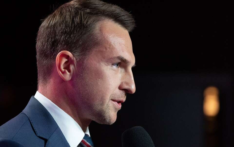 Szczyt w Londynie bez Tuska. Jak tłumaczy to Szłapka?