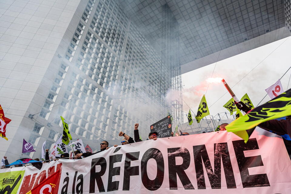 Protestujący przeciwko reformie emerytalnej wdarli się do gmachu giełdy / autor: PAP/EPA