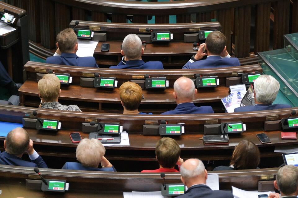  Posłowie głosują podczas posiedzenia Sejmu w Warszawie. / autor: PAP/Mateusz Marek