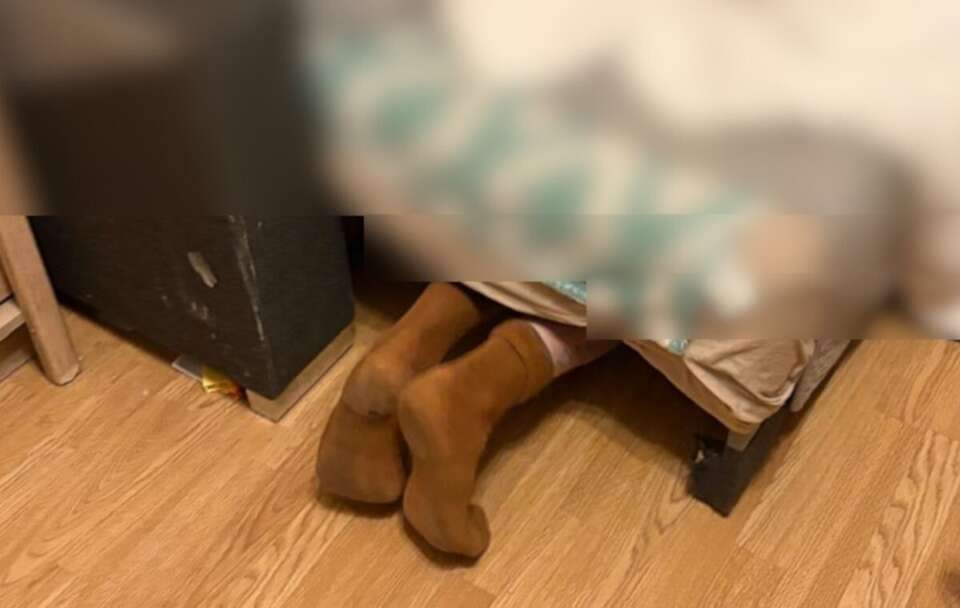 W desperacji ukrył się przed policjantami... pod łóżkiem