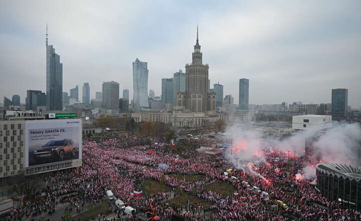 Uczestnicy Marszu Niepodległości pod hasłem "Wielkiej Polski moc to my" na Rondzie Dmowskiego w Warszawie / autor: PAP/Marcin Obara