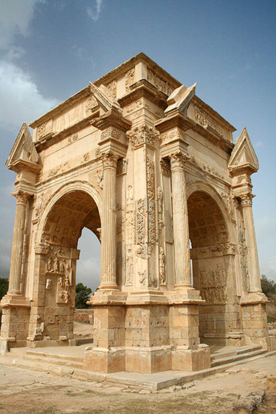 Łuk Triumfalny Septimiusza Sewera w Leptis Magna. Fot. Wikipedia 