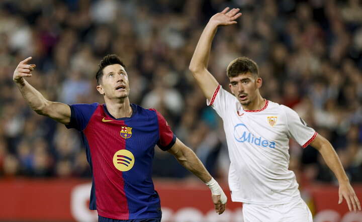 Robert Lewandowski (L) w barwach Barcelony w trakcie meczu w La Liga z Sevillą / autor: PAP/EPA/Julio Munoz