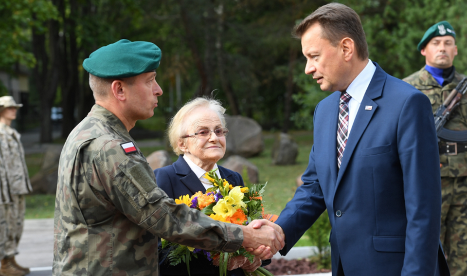 Minister obrony narodowej Mariusz Błaszczak w Centrum Szkolenia Łączności i Informatyki  w Zegrzu / autor: PAP/Piotr Nowak