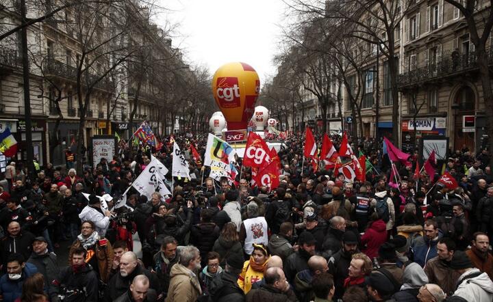  Francuzi nie chcą reformy emerytalnej, ale chcą końca strajku / autor: PAP/EPA/YOAN VALAT