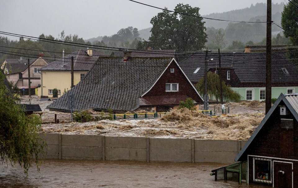 Pękła tama w Ostrawie u zbiegu Odry i Opawy / autor: PAP/EPA/MARTIN DIVISEK