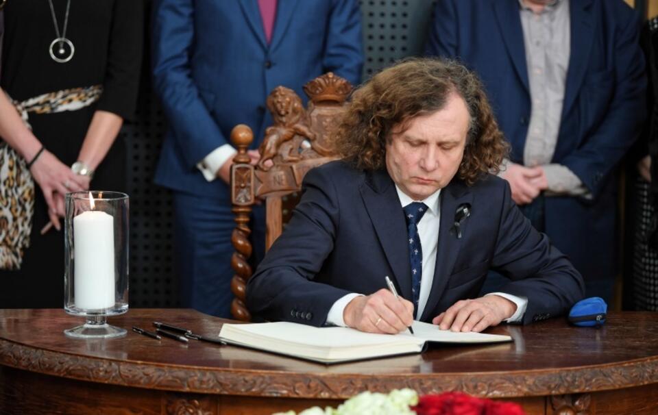 Prezydent Sopotu Jacek Karnowski wpisuje się do księgi kondolencyjnej / autor:  	PAP/Adam Warżawa