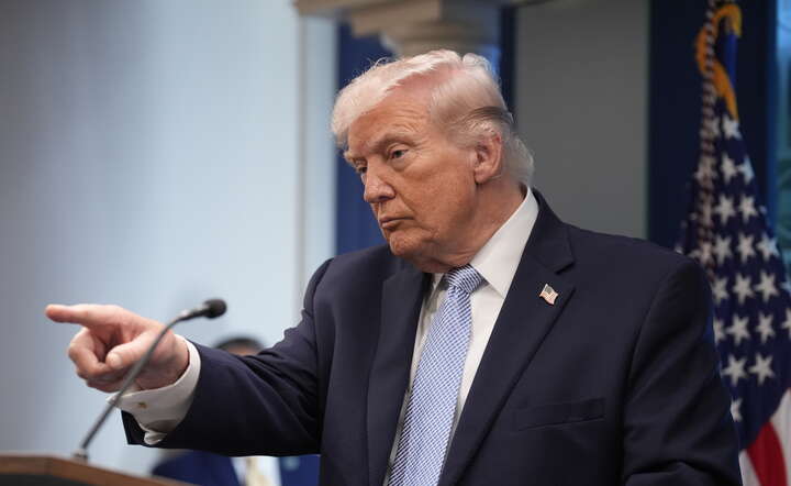 Prezydent USA Donald Trump w Białym Domu, 6 kwietnia 2026 / autor: PAP/EPA/YURI GRIPAS 